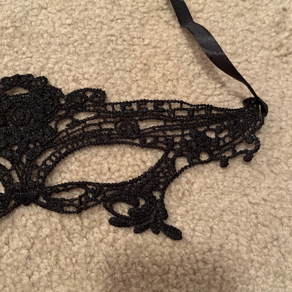 NWOT black Masquerade Ball Mask- appliqué with satin tie wrap - Picture 5 of 8